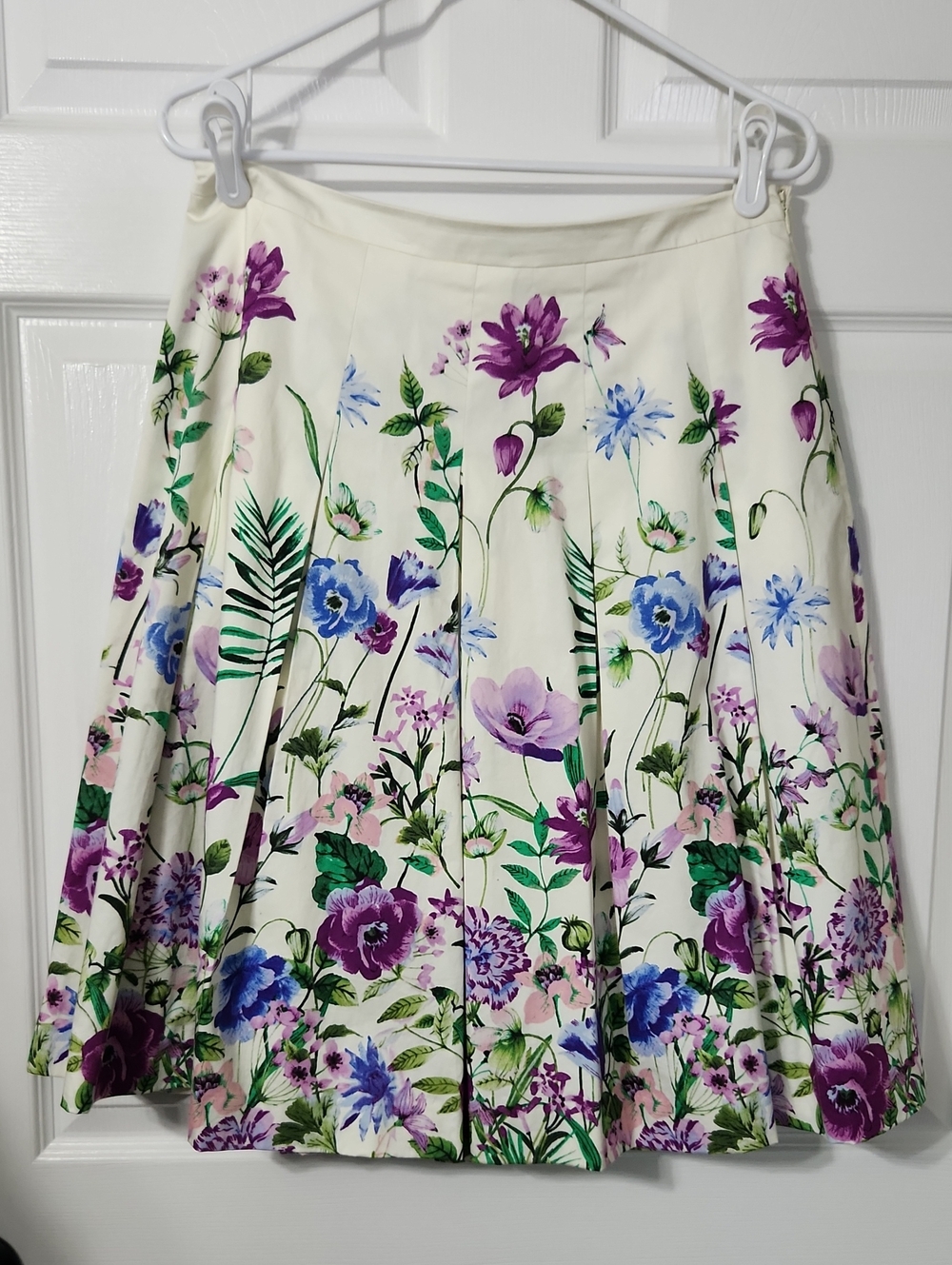 Talbots Cream Floral Pleated Skirt with Purple, Lavender & Blue Blooms, Size 6